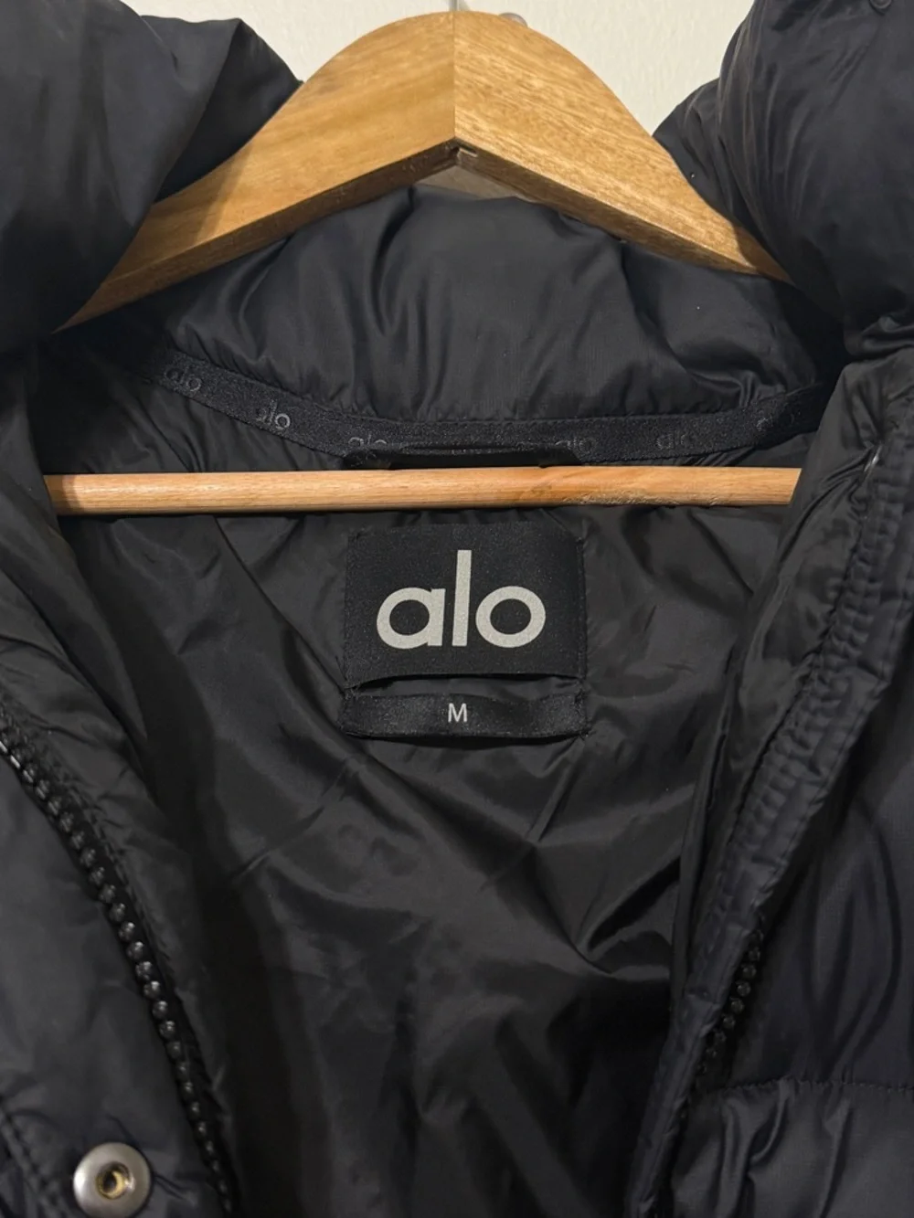 LIKE NEW ALO Aspen Love Puffer Jacket Black Size Medium Crop Zip - Picture 4 of 9